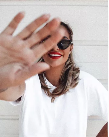 Camiseta blanca oversize de Jessica Shears en la cuenta de Instagram @jessica_rose_uk