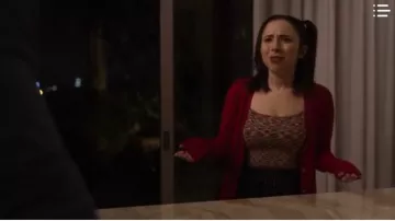 Suéter de Cardigan Rojo de Amazon Essentials usado por Izzy Levine (Esther Povitsky) en Dollface Season01 Episode07