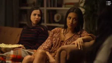 Rag & Bone Marine Rayure Pull porté par Izzy Levine (Esther Povitsky) dans Dollface Season01 Episode07