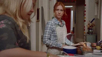 Wrangler Bleu Chemise à Carreaux portée par Julia Bechley (Brittany Snow) dans Presque Famille Saison 01 Episode 07