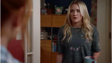 Monrow Floral Camo Tee usada por Roxy Doyle (Emily Osment) en Almost Family Temporada 01 Episodio 07