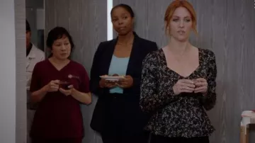 Jonathan Simkhai Floral Haut porté par Julia Bechley (Brittany Snow) dans Presque Famille Saison 01 Episode 07