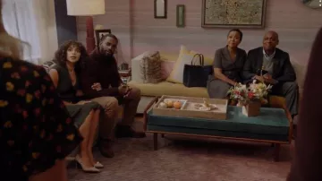 Valentino Patent Rockstud Pumps usado por Edie Palmer (Megalyn Echikunwoke) en Almost Family Temporada 01 Episodio 07