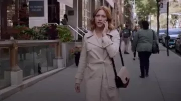 Club Monaco Beige Belted Trench Coat usado por Julia Bechley (Brittany Snow) en Almost Family Temporada 1 Episodio 6