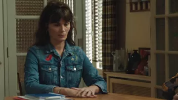 The jacket in denim Elvira (Marina Hands) in Mytho (S01E03)