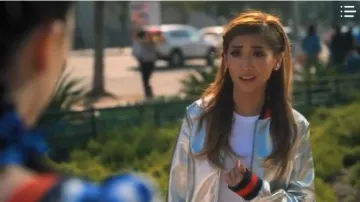 Chaqueta Bomber Metalizada Diesel usada por Madison Maxwell (Brenda Song) en Dollface Season01 Episode09