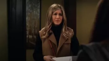 Max Mara Bronzage sans Manches Trench porté par Alex Levy (Jennifer Aniston) dans L'émission du Matin de la Saison 1 Épisode 7