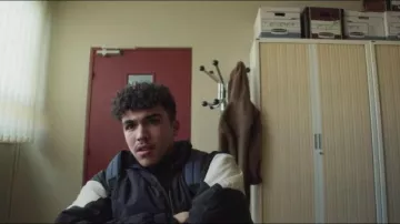 Chez Urban outfitters, de la Marine Veste de Ski de porté par Sofiane (Carl Malapa) dans Mortel Saison 01 Épisode 01