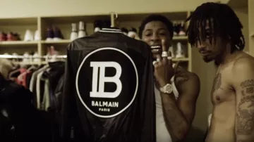 Balmain Black Teddy Logo Patch Bomber Jacket de YoungBoy Never Broke Again en el video musical nba youngboy - Bring 'Em Out (Video Oficial)