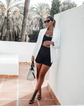 Pantalones cortos negros de Jessica Shears en la cuenta de Instagram @jessica_rose_uk