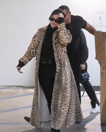 Bolso de cinturón de cuero negro de Prada usado por Kylie Jenner Moncler 2 de diciembre de 2019