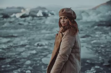 Le manteau suédine porté par EnjoyPhoenix sur son compte Instagram @enjoyphoenix