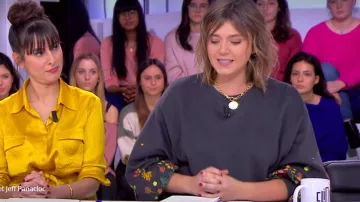 Le sweat à col rond et manches longues bouffantes à fleurs de Camille Dauxert dans Clique le 02.12.2019