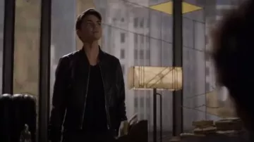 Maje Chaqueta de cuero negro usada por Kate Kane (Ruby Rose) en Batwoman Temporada 1 Episodio 8