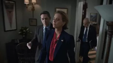 Alexander mcqueen Ex­ag­ger­at­ed Shoul­der Blaz­er Jack­et worn by Elizabeth McCord (Téa Leoni) in Madam Secretary Season 06 Episode 09