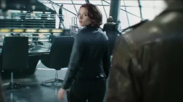 Veste en cuir noir porté par Natasha Romanoff / la Veuve Noire (Scarlett Johansson) dans la Veuve Noire