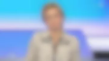 La combinaison en gabardine beige de Caroline Roux dans C dans l'air