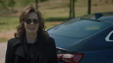 Ray-Ban aviator sunglasses worn by Laurie Blake (Jean Smart) as seen in Watchmen (S01E07)