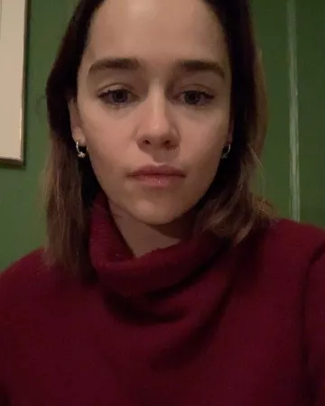 The sweater turtleneck brown bordeaux worn by Emilia Clarke on his account Instagram @emilia_clarke