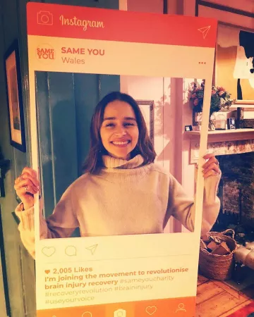 The sweater turtleneck worn by Emilia Clarke on his account Instagram @emilia_clarke