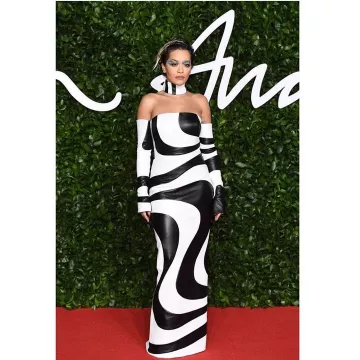 Christian Louboutin So Kate 120 Bombas de cuero efecto lagarto de Rita Ora en la cuenta de Instagram @ritaora 3 de diciembre de 2019