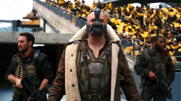 Abrigo de cuero marrón con cuello de piel usado por Bane (Tom Hardy) en The Dark Knight Rises