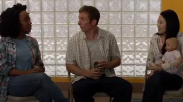 American Apparel Gris T-Shirt porté par Lip Gallagher (Jeremy Allen White) dans Shameless Saison 10 Épisode 4