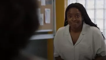 RAILS Light Blue Holly Shirt usada por Sarah (Idara Victor) en Shameless Temporada 10 Episodio 4