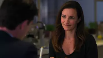 Le collier doré éléphants de Kate (Kristin Davis) dans Un safari pour Noël