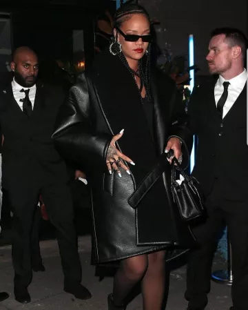 Balenciaga Surdimensionné avec Ceinture Simili Shearling Garnis de Faux Manteau de Cuir, porté par Rihanna à Londres le 2 décembre 2019