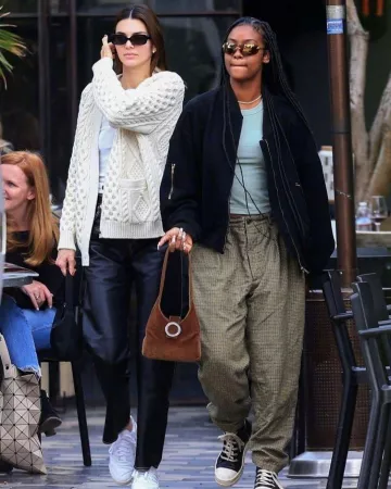 Adidas Originals White Train­ers Sneak­ers worn by Kendall Jenner Zinque December 2, 2019