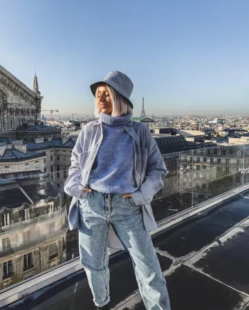 Le jean clair de Camille sur le compte Instagram de @noholita