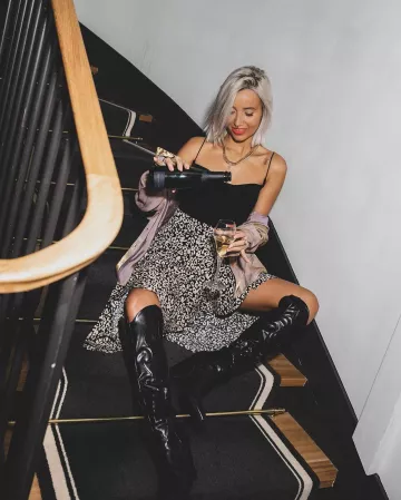 The black top of Camille on the account Instagram of @noholita