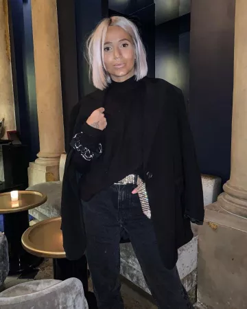 Le pull noir de Camille sur le compte Instagram de @noholita
