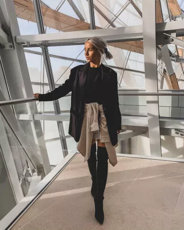 Le pull noir de Camille sur le compte Instagram de @noholita