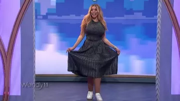 A. l.c. Mariam Lurex Recadrée Top porté par Wendy Williams sur Le Wendy Williams Show le 3 décembre 2019