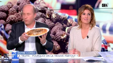 Le pull en cachemire col V de Caroline Ithurbide dans William à midi du 04/12/2019