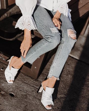 À talons hauts Blanc Mule Sandale de Jena Toomey sur l'Instagram account @jenatoomey