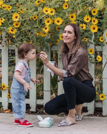 La camisa de lunares de satén marrón de Louise Roe en la cuenta de Instagram de @louiseroe