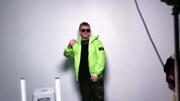 La doudoune verte jaune fluo de Vald dans son clip Ignorant
