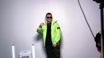 La doudoune verte jaune fluo de Vald dans son clip Ignorant