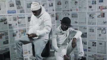 Le bonnet Lacoste blanc porté par Tiakola dans son clip SNAKE #3 (Pause) avec Prototype