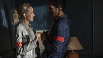 La veste en cuir gris clair de Hélène Bach (Hélène de Fougerolles) dans Balthazar Saison 2