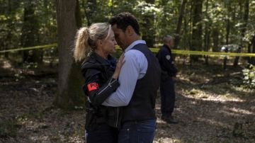 La veste perfecto noire de Hélène Bach (Hélène de Fougerolles) dans Balthazar Saison 2 