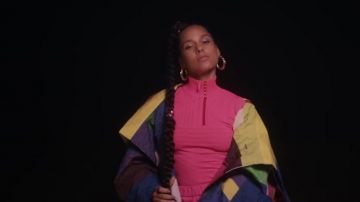 Suéter de nylon Prada Technical en rosa usado por Alicia Keys en su video musical oficial de Time Machine