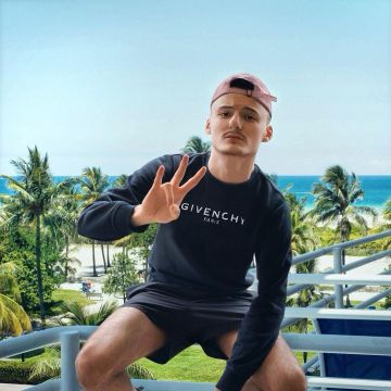 Le sweatshirt Givenchy  porté par Aleks sur son compte Instagram @aleksytb 