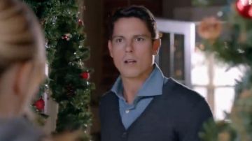 Camisa azul de Joe Peterson (Sean Faris) en Mission: Christmas Romance