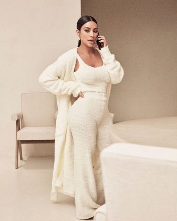 Cozy White Knit Tank Top de Kim Kardashian en la cuenta de Instagram @kimkardashian 4 de diciembre de 2019