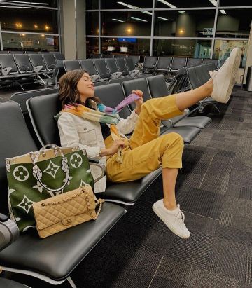 Bolso de solapa beige oscuro de Paola Alberdi en la cuenta de Instagram @paolaalberdi