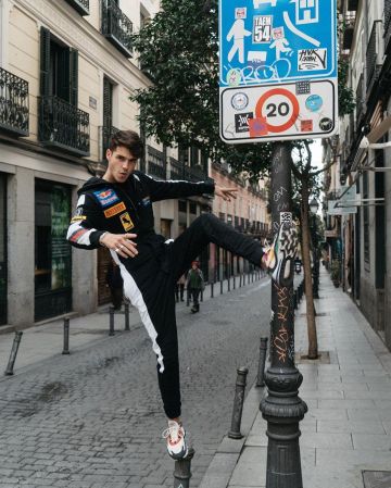 Mono negro de Álvaro Mel en la cuenta de Instagram @meeeeeeeel_